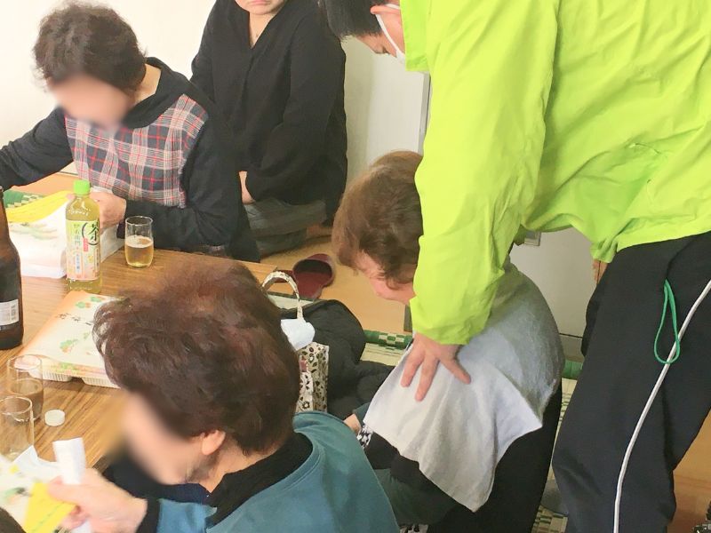 高齢者にマッサージの体験写真